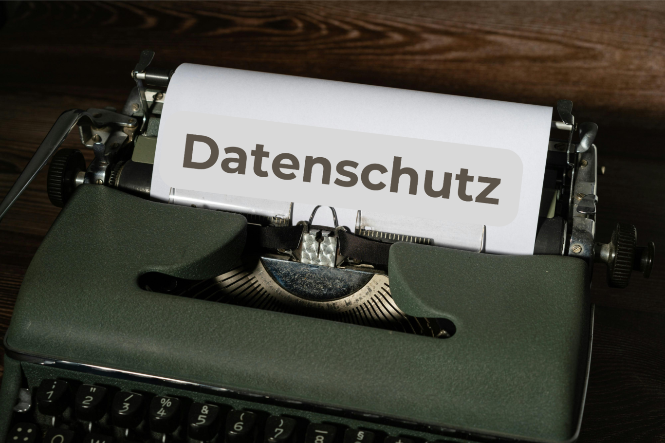 Schreibmaschine mit Papier, auf dem "Datenschutz" geschrieben steht.